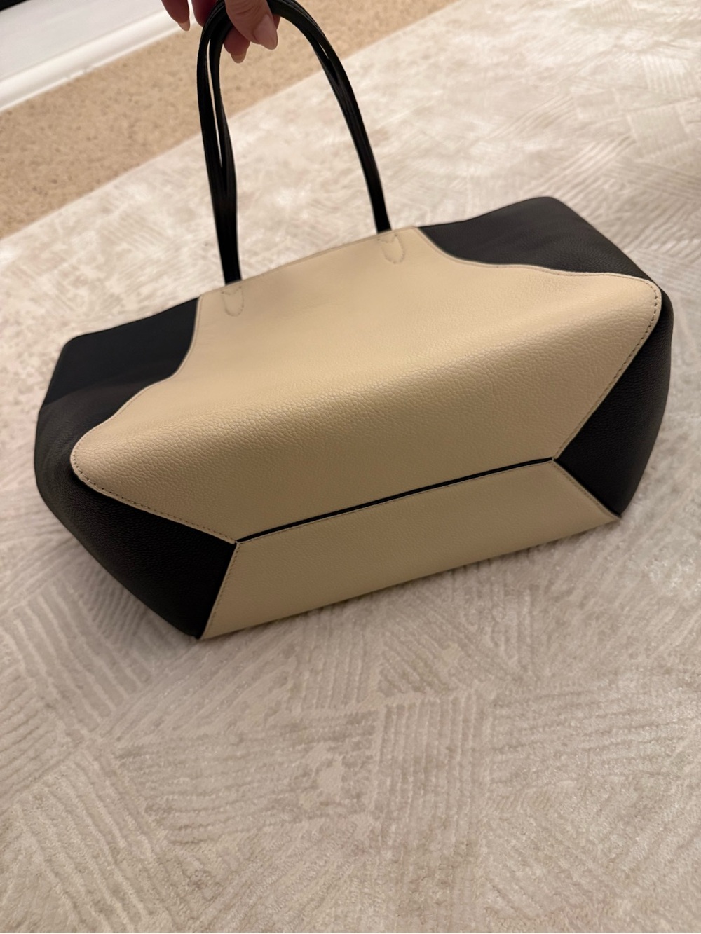 The Louis Vuitton Lockme Cabás Black and Beige crafted from soft calfskinleather - Picture 4 of 16